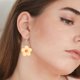 thumbnail image 4 of 7 pares de pendientes colgantes de resina con flores para mujer, 4 of 6
