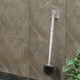 thumbnail image 4 of Cepillo de inodoro para uso doméstico, modelo sin ángulo muerto, cepillo dedicado para baño, cepillo de limpieza para colgar en la pared con mango largo, marco de metal, base de madera,, 4 of 9