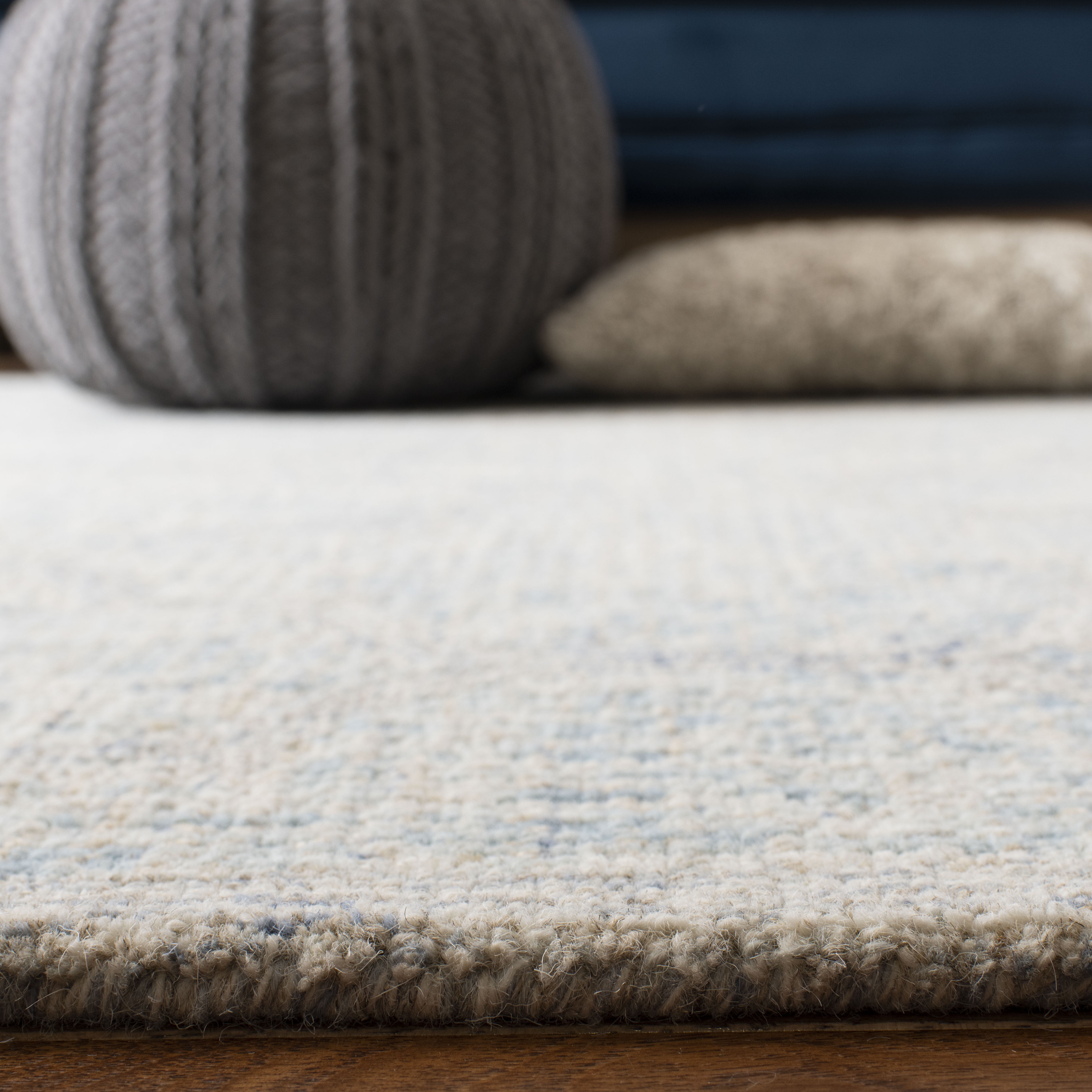 SAFAVIEH Abstract Clarette Geometric Wool Area Rug, Ivory/Light Blue, 6' x 6' Round
