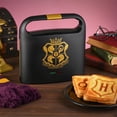 thumbnail image 4 of Sandwichera Dual Warner Brothers Negro Dorado con Imprints Hogwarts Crest y Vasos Harry Potter, 4 of 9