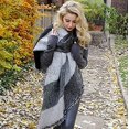 thumbnail image 2 of Bufanda grande de tartán, chal, bufanda de cuadros a la moda para mujer, bufanda de invierno para mujer, gruesa y versátil, lista para usar en la calle., 2 of 5