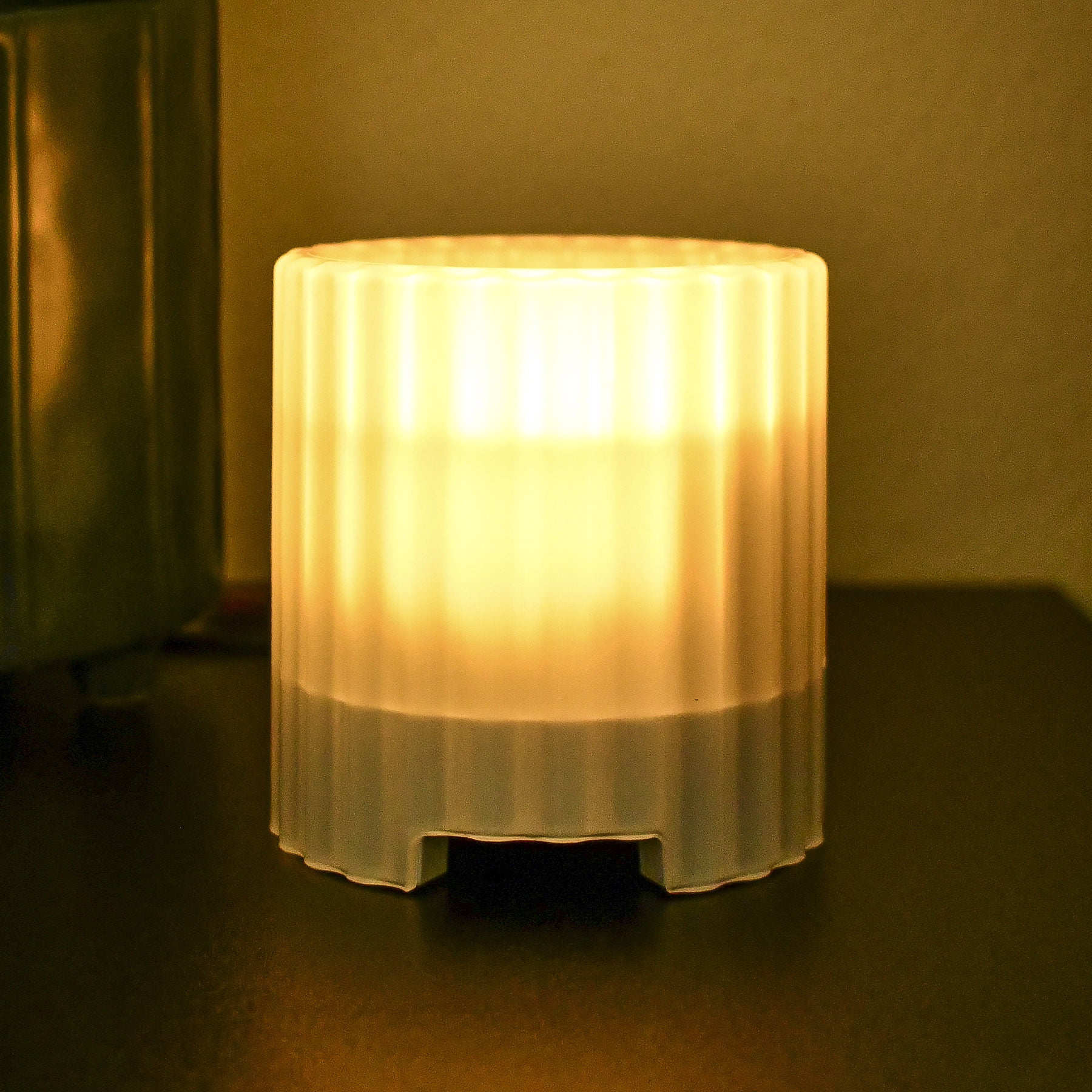 iHome Flameless Candle with Bluetooth Speaker – White (iBT100)