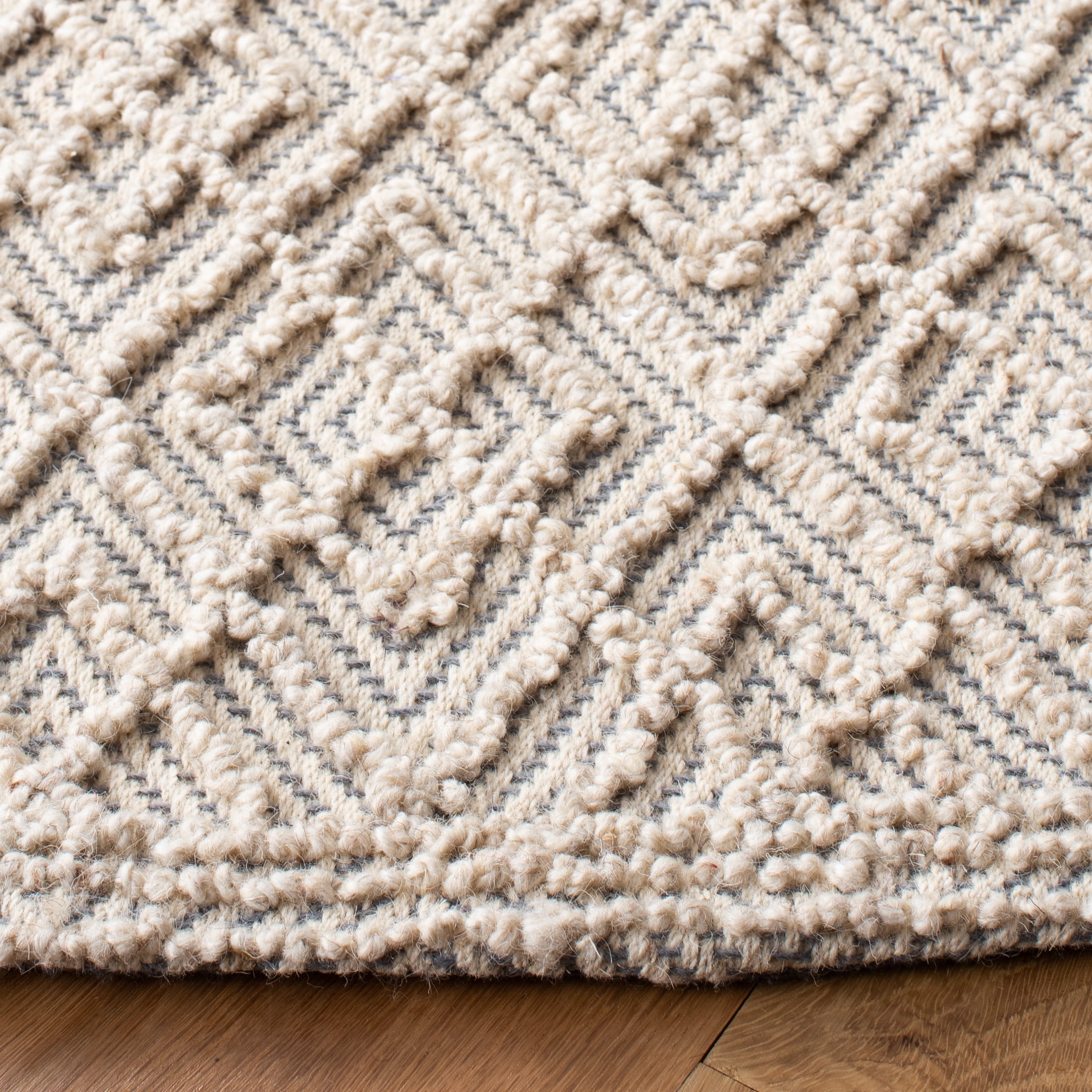 SAFAVIEH Martha Stewart Trace Diamond Area Rug, Ivory/Blue, 6' x 6' Round