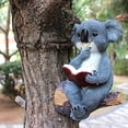 thumbnail image 3 of Abrazador de árbol de koala sentado con luz LED solar, estatua de jardín de libro de lectura de koala, figura de animal de resina para decoración al aire libre, 3 of 5