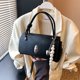 thumbnail image 1 of Bolso de mano de cuero suave y brillante para mujer, nuevo estilo, estilo temperamento, de alta gama, con cadena de perlas, para desplazamientos diarios, 2025, 1 of 5