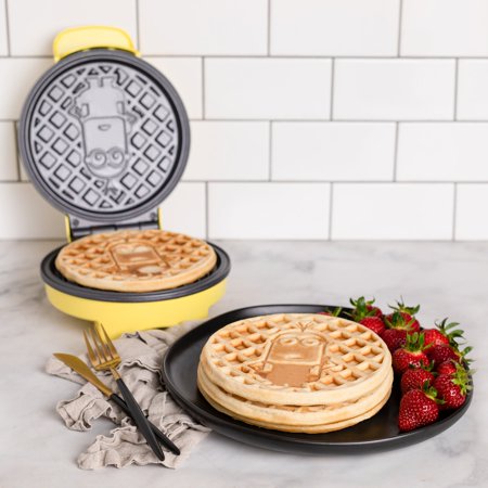 Uncanny Brands - Minions Kevin Waffle Maker - Yellow