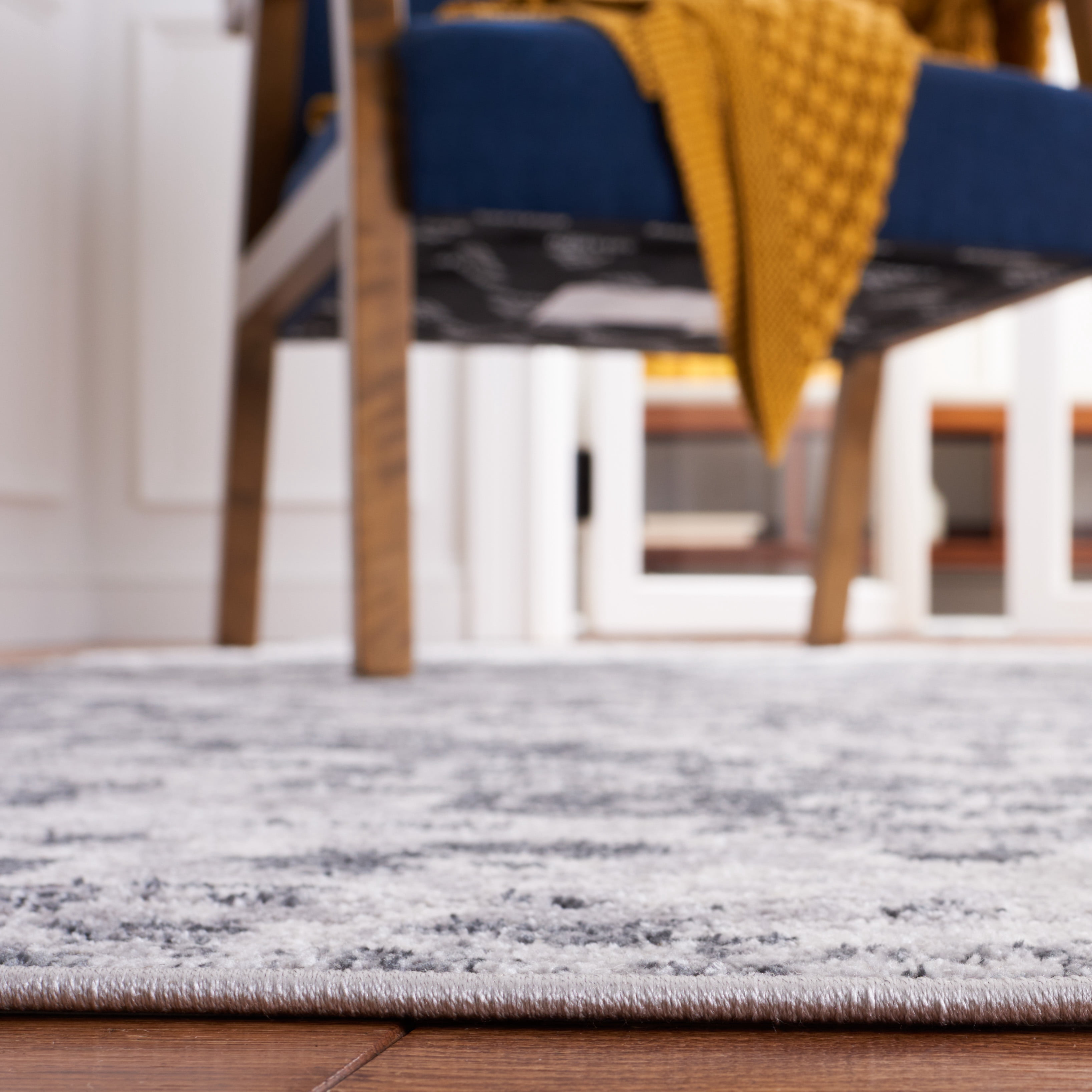 SAFAVIEH Toscana Alvin Medallion Polyester Area Rug, Grey/Ivory, 5'3" x 7'6"