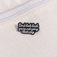 thumbnail image 2 of Broche de aleación con cita motivacional con frase «No mires atrás», 2 of 3