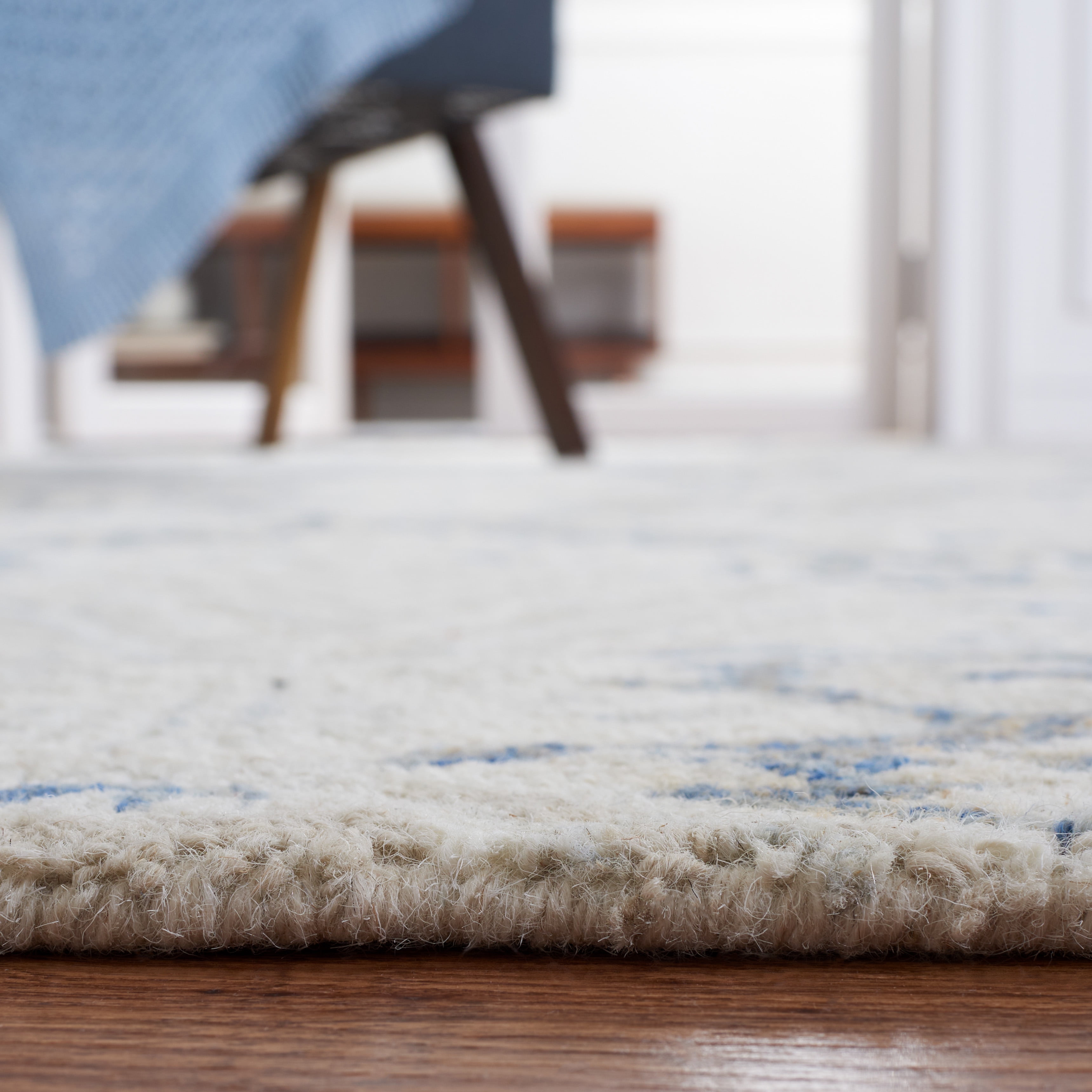 SAFAVIEH Micro-Loop Deziree Floral Runner Rug, Blue/Ivory, 2'3" x 5'