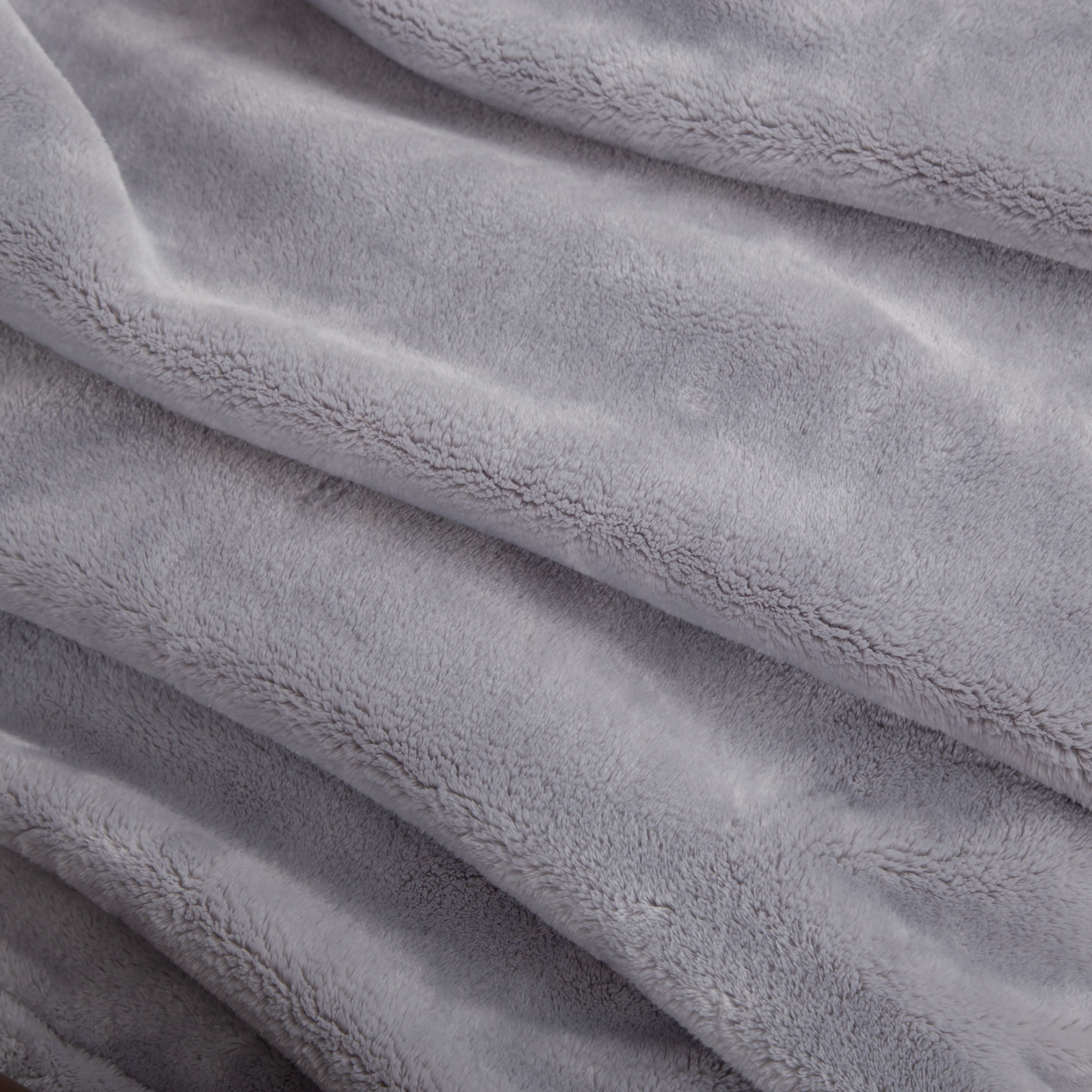 Better Homes & Gardens Solid Velvet Plush Oversized Throw Blanket, Soft Silver, 50 in x 72 in
