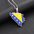 thumbnail image 3 of Collar con colgante de bandera de mapa Qarigey Plata, 3 of 6