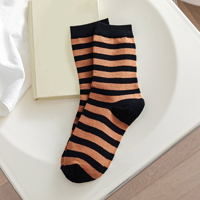 Chaussettes d'Hiver pour Femmes Chaussettes Mi-Mollet Automne et Hiver Rayures Imprimées Chaussettes Chaudes Chaussettes de Sport Chaussettes Multicolores