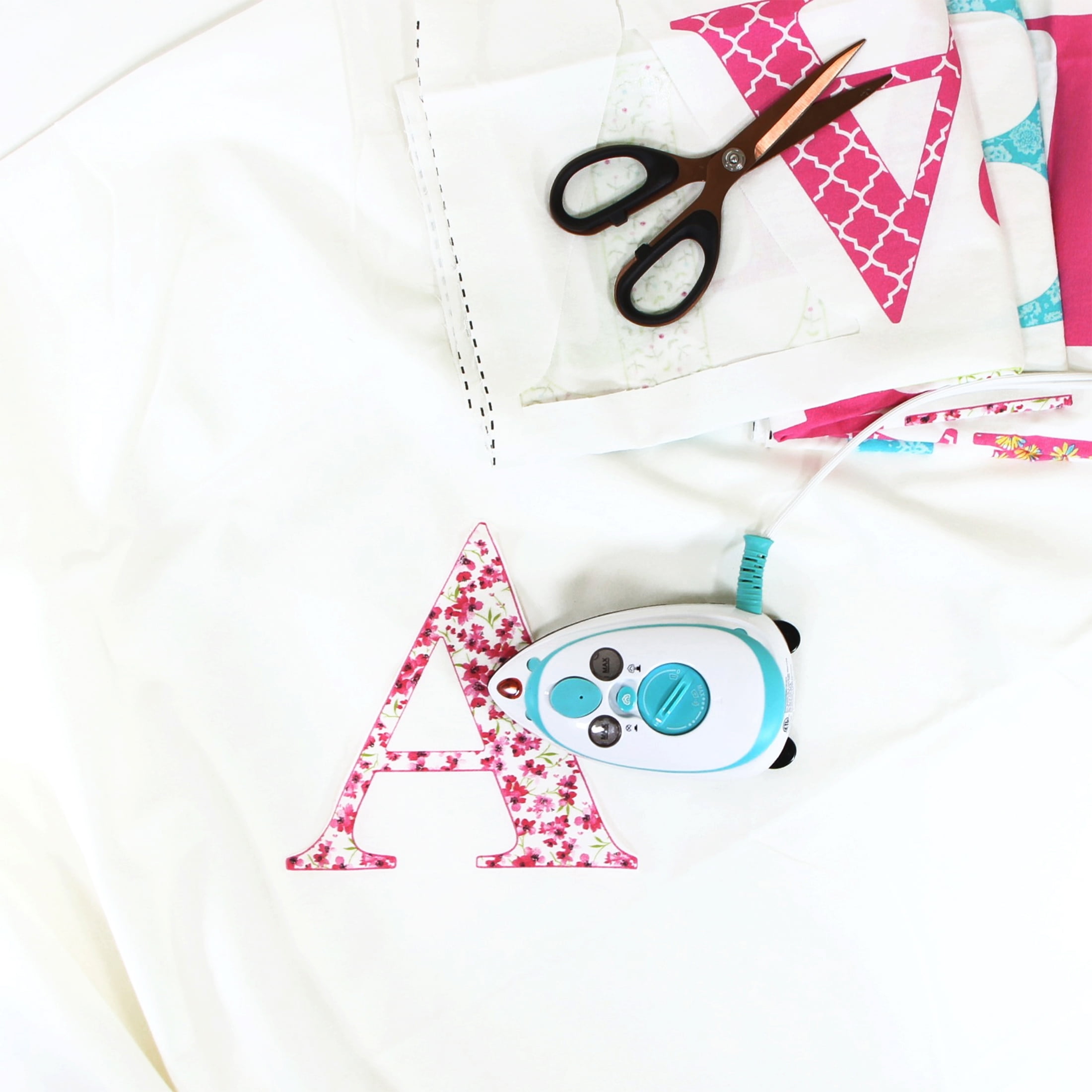 Lettres majuscules thermocollantes Make It Mine 15 cm – 45 pièces