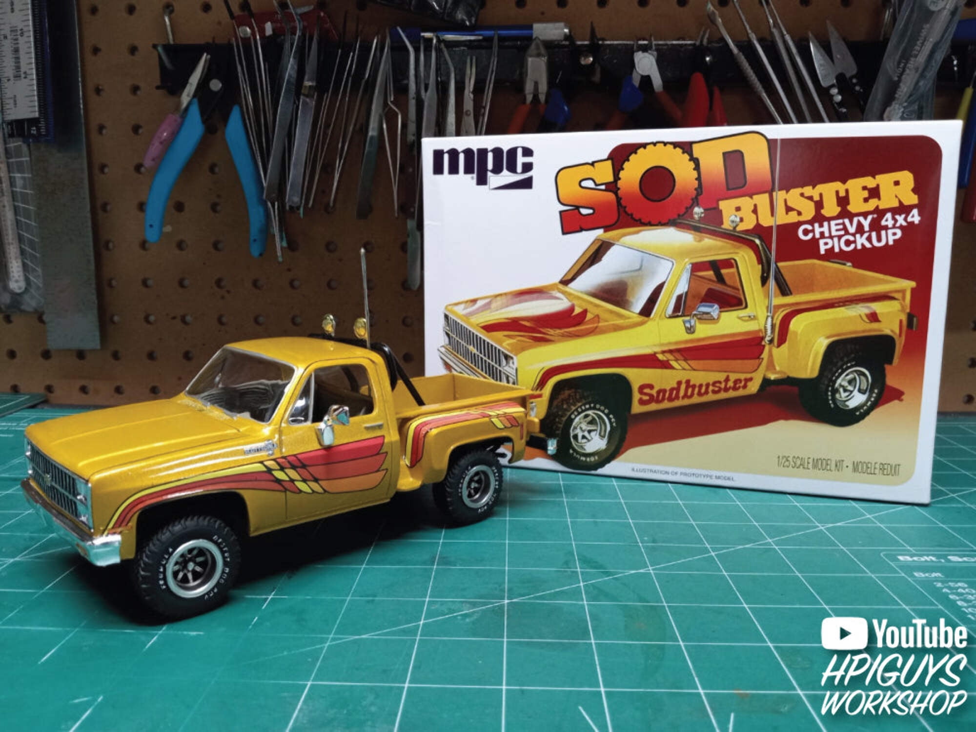 AMT Model Kit Skill 2 1981 Chevy Stepside Pickup Sod Buster
