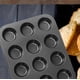 thumbnail image 2 of Juego de 2 moldes para muffins Sincero de silicona antiadherentes para 24 muffins negro, 2 of 5