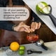 thumbnail image 5 of Pelador multiusos de acero inoxidable para uso doméstico. Pela sin esfuerzo frutas y verduras como patatas y manzanas. Una herramienta esencial para la cocina., 5 of 5