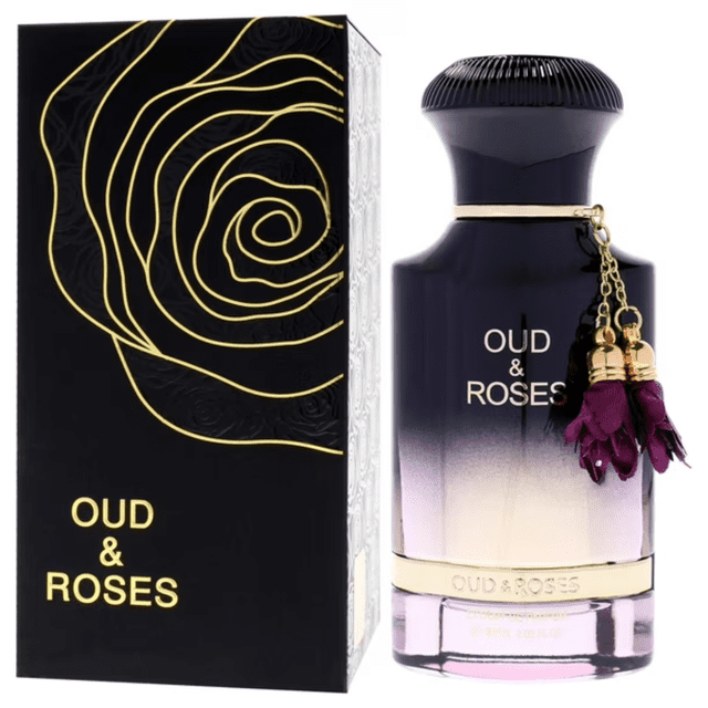 perfume ahmed al maghribi oud & roses 60ml edp frasco degradado morado a transparente con texto OUD & ROSES y charm de flores púrpura colgante, caja negra lateral con diseño de rosa en líneas doradas, frontal sobre fondo blanco, fragancia unisex.