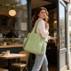 thumbnail image 5 of Bolsa de compras plegable impermeable con bloque de color y bolsillo lateral para botella de agua, gran capacidad, almacenamiento portátil, uso unisex, 5 of 6
