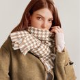 thumbnail image 4 of Bufanda de invierno súper suave y clásica con tacto de cachemira., 4 of 5