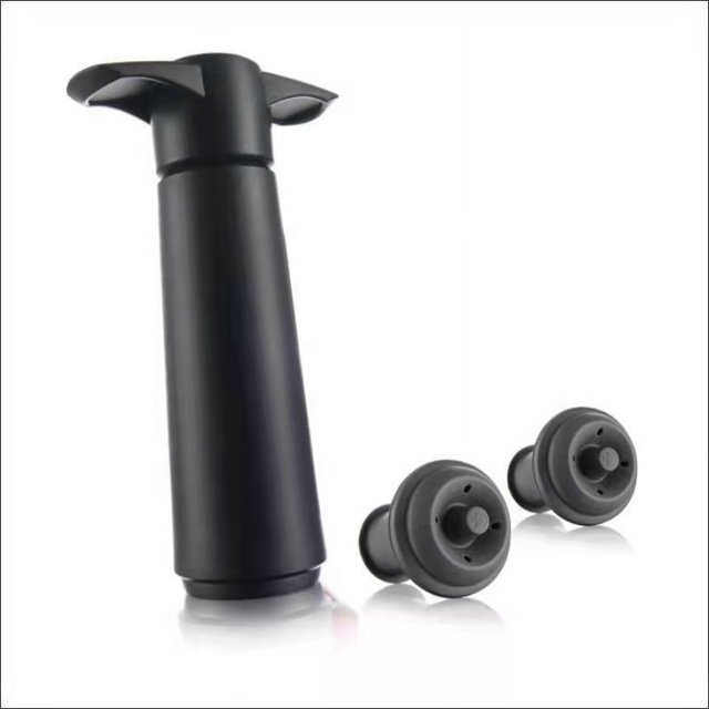 Caja de regalo que incluye 1 bomba de vacío y 2 tapones de vino negros.