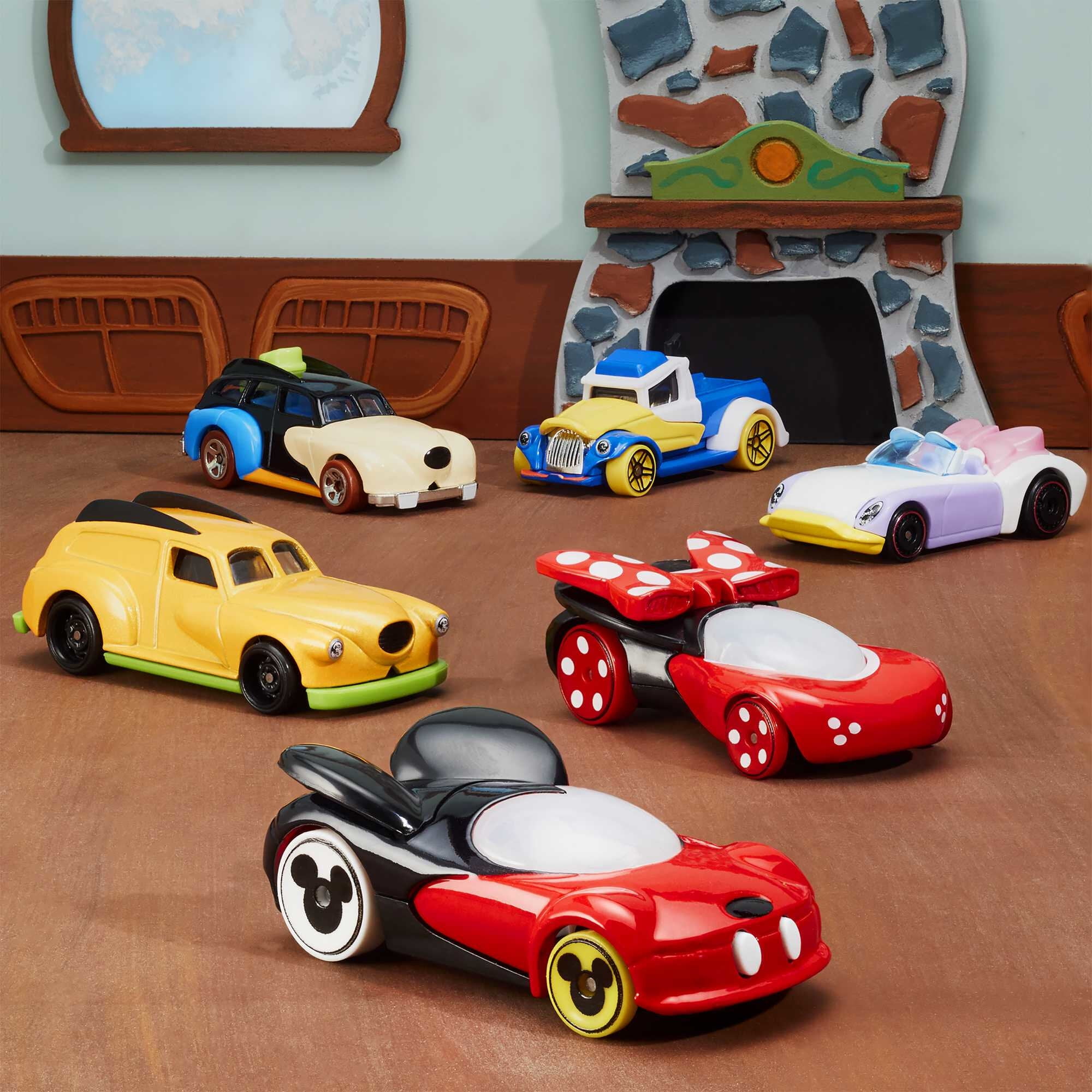 Hot Wheels Disney Character Cars, Set of 6 Toy Cars in 1:64 Scale, Special Collector's  Packaging 