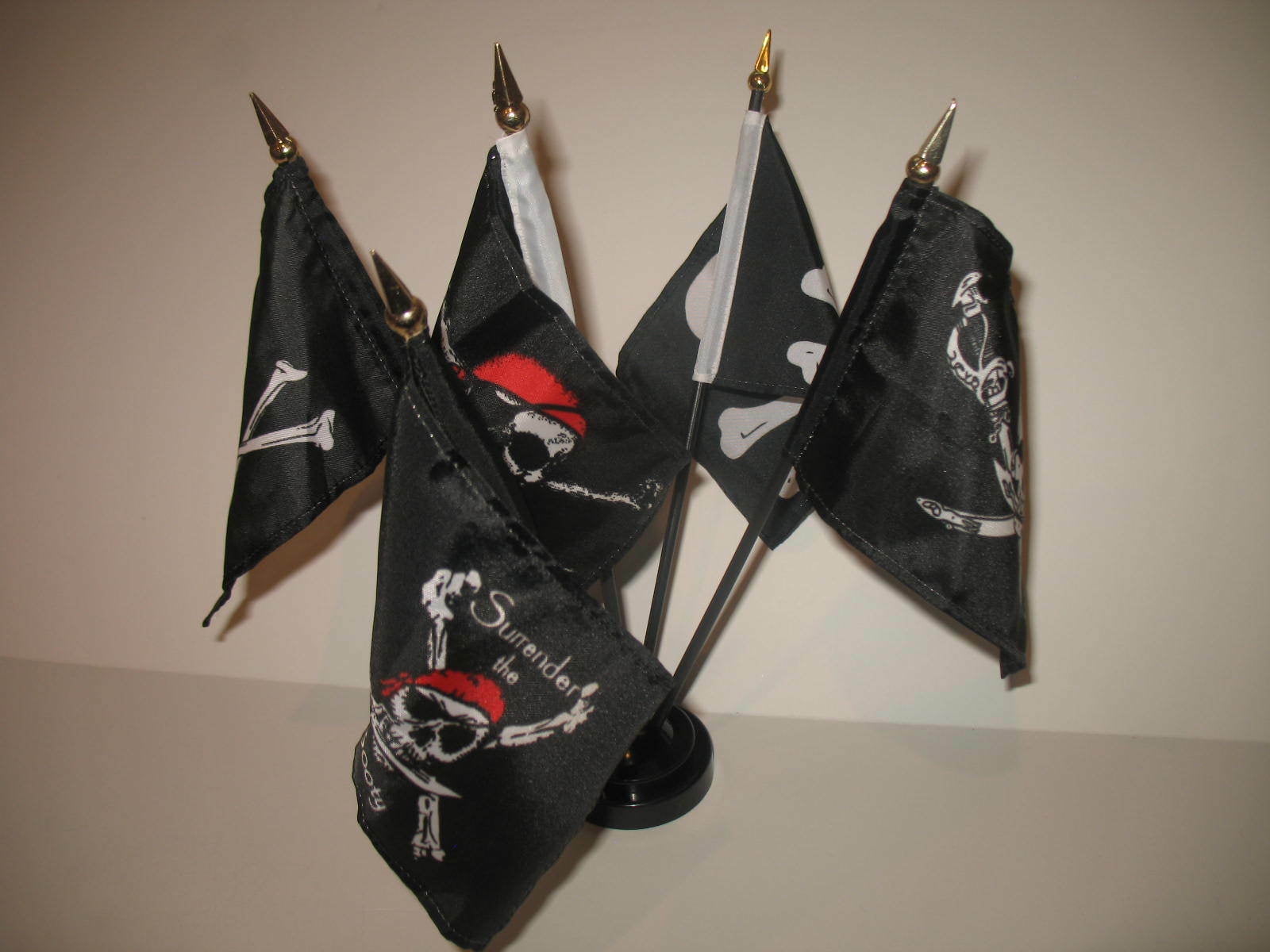 KliKil Bandiera Pirati 150x90 Jolly Roger Con Rosa - Bandiera Pirata Tessuto Da Esterno, Resistente Alle Intemperie Con 2 Occhielli Metallici. Pirate With Rose Flag Giardino Decorazioni - Foto 4