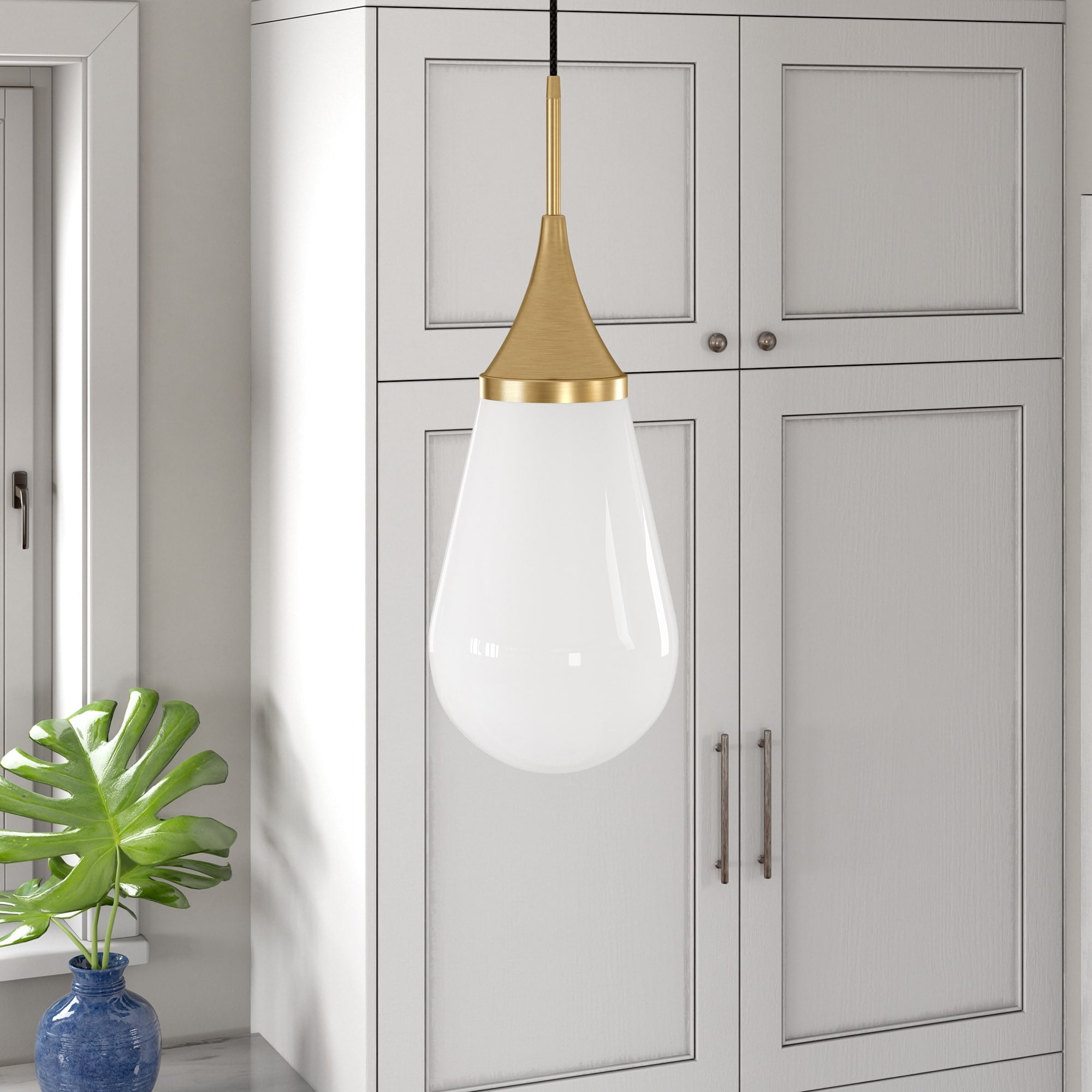Evelyn&Zoe 8" Polished Nickel Finish Metal/Glass Pendant
