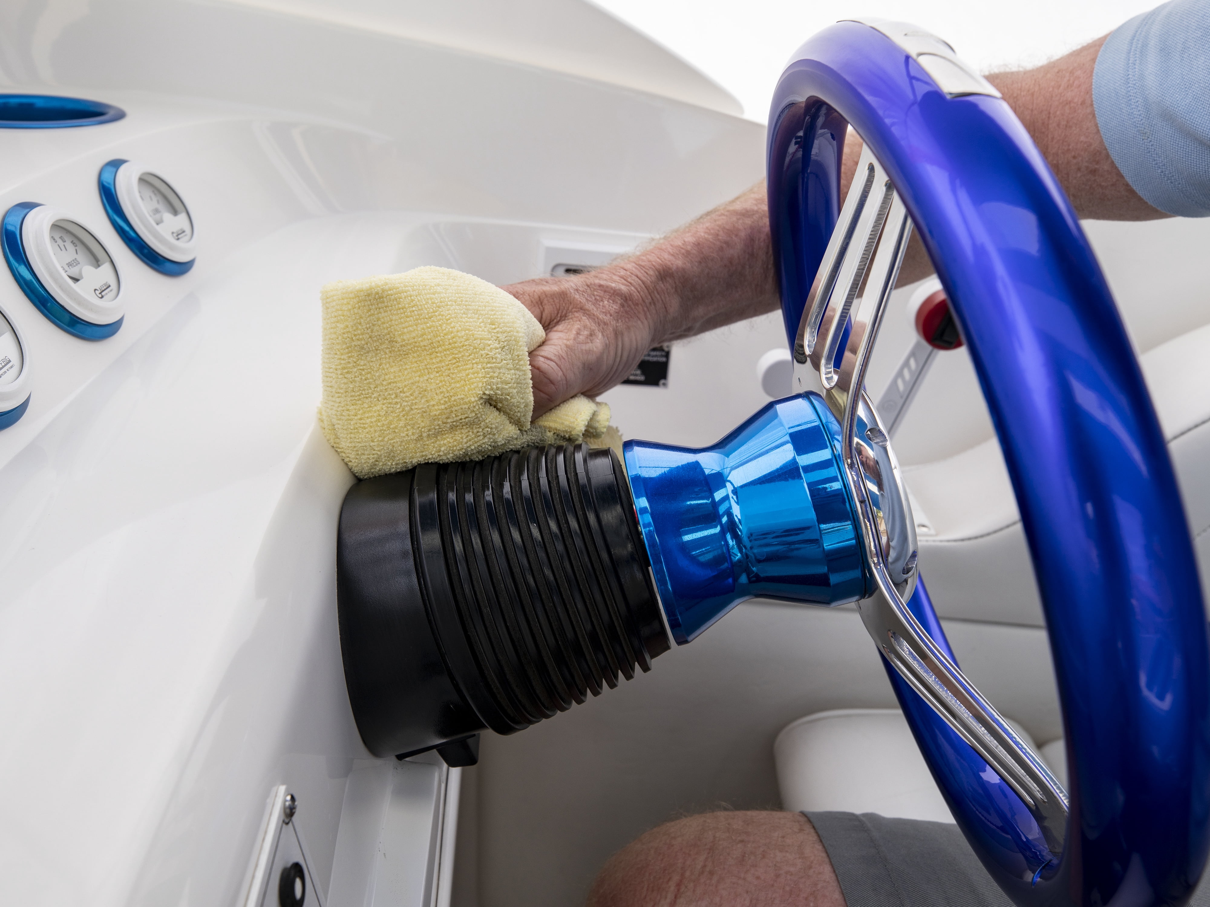 Meguiar's M5716 Marine/RV Vinyl & Rubber Cleaner & Protectant, Boat Vinyl Cleaner & Protectant, Revitalize Plastic and Rubber with an Easy-to-Use Non-Greasy Formula, 16 Fl Oz Spray Bottle