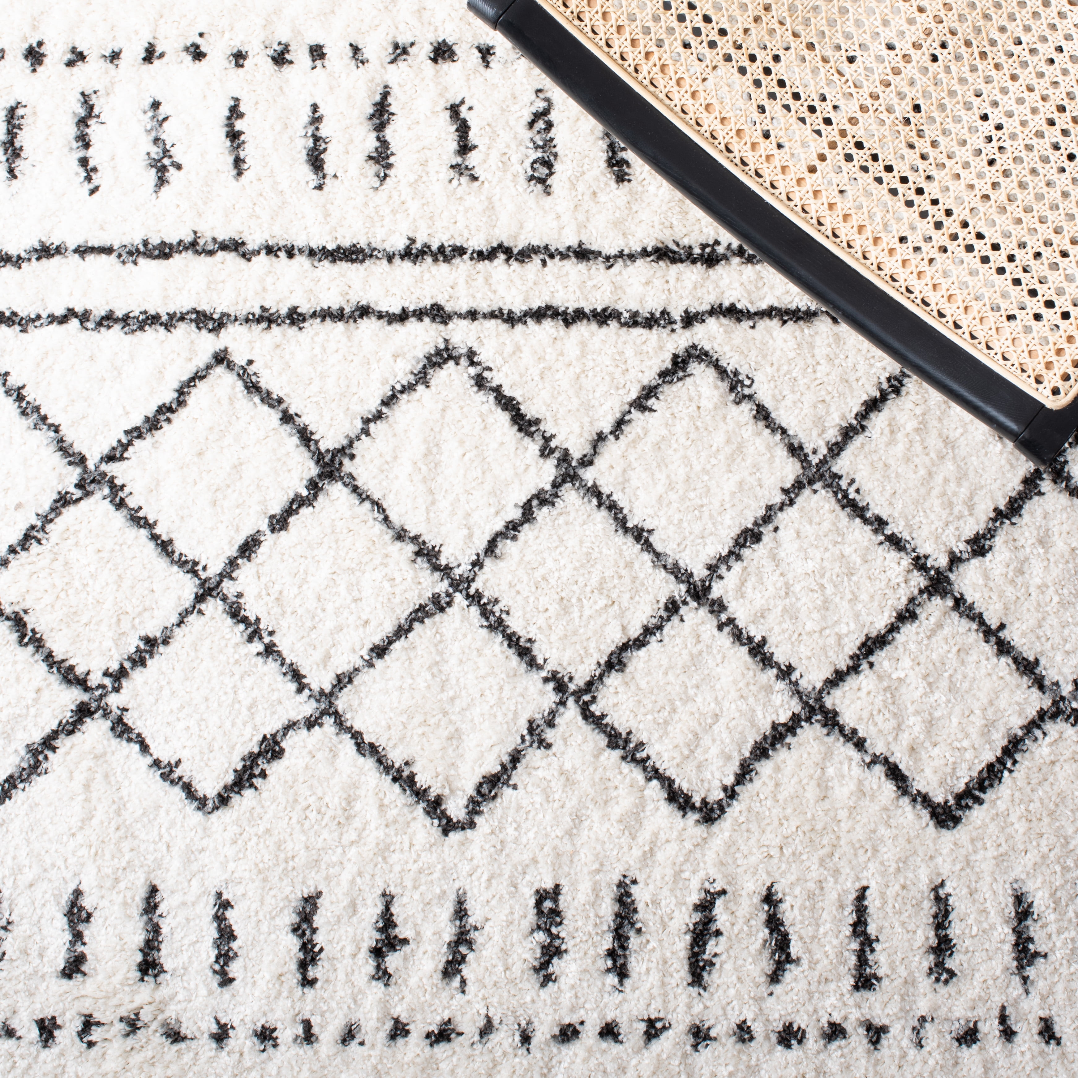 Safavieh Arizona Teagan Geometric Shag Area Rug, Ivory/Black, 6' x 8' Oval