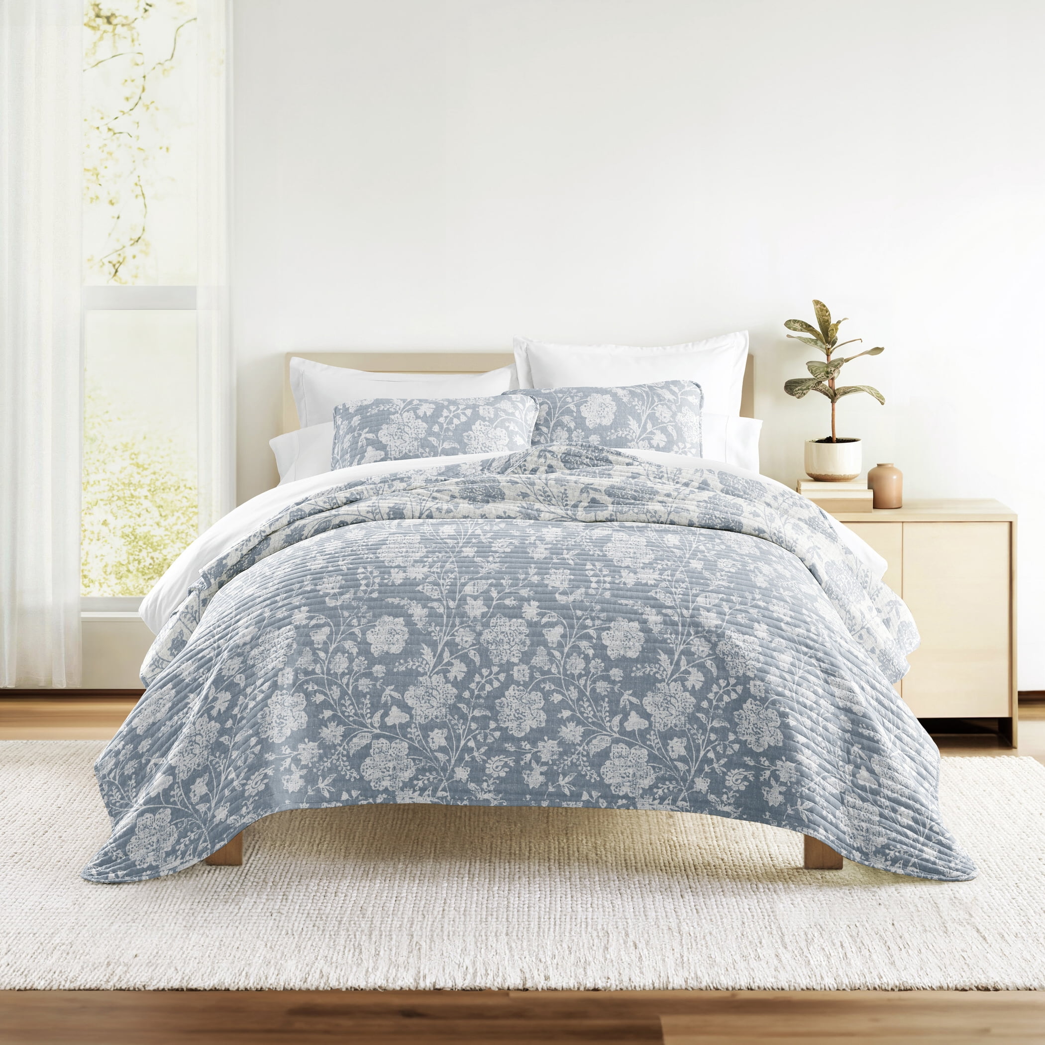 Lightweight Quilt Set Super Soft Wrinkle Resistant Quilted Coverlet Floral Patterns by Comfort Canopy