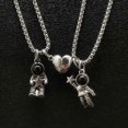 thumbnail image 3 of Collar de pareja de astronautas con imán que atrae el colgante. Regalo de San Valentín para pareja de hombres y mujeres astronautas, 3 of 6