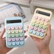thumbnail image 4 of Mini calculadora digital portátil de 8 dígitos con pantalla LCD, estilo escritorio para el hogar, estudio u oficina. Marco metálico, pantalla nítida, compacta y ligera. Ideal para el hogar o, 4 of 9