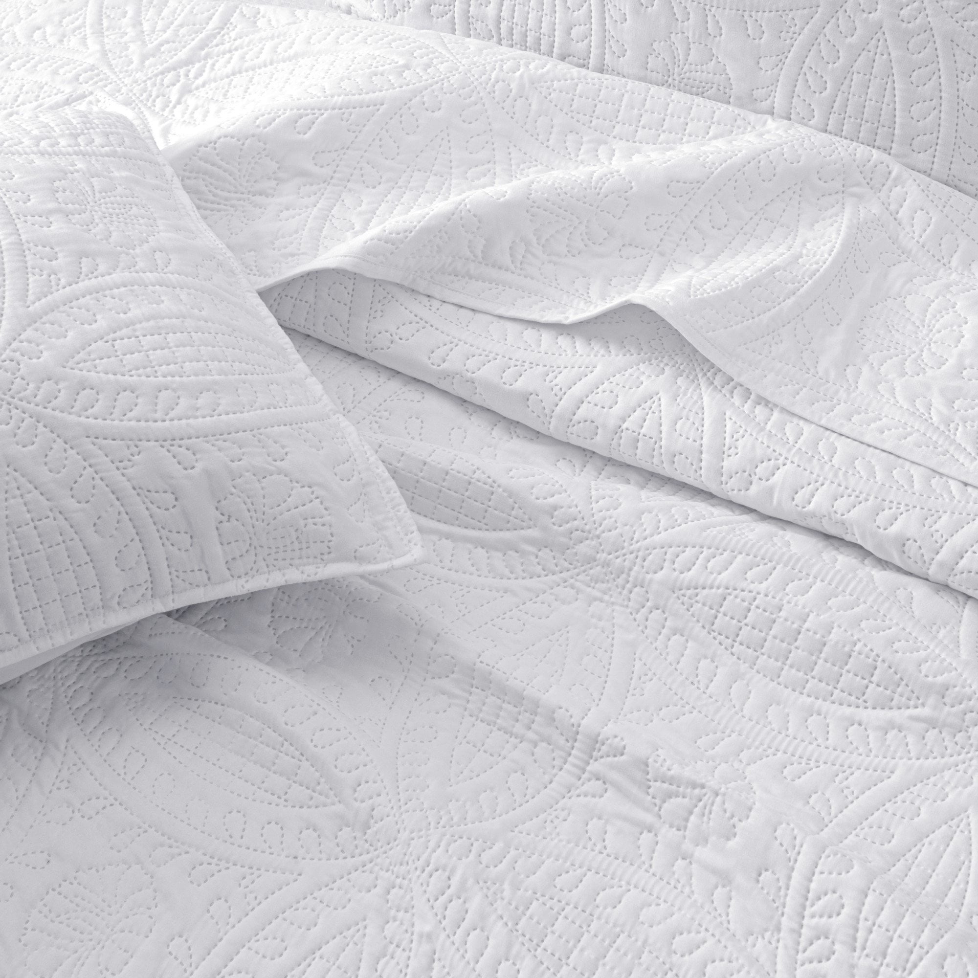 Great Bay Home Pinsonic Medallion Stitched White Microfiber Quilt, King