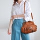 thumbnail image 5 of Bolso de mano de moda, monedero, cartera, bolso tipo cubo, informal, con cremallera, de piel sintética, para hombro Marrón, 5 of 9