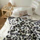 thumbnail image 3 of Manta con estampado de leopardo, 3 of 5
