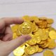 thumbnail image 4 of 100 monedas de plástico de la buena suerte, confeti de trébol, chispas de mesa para decoración de fiestas, regalos y suministros., 4 of 5