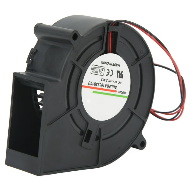 turbo blower fan, dc 12v 2.4a stable operation low noise exhaust centrifugal fan for routers printers computers Vista 3/4 de turboventilador centrífugo negro de PBT con salida rectangular; etiqueta central muestra DC12V 2.4A y cables rojo (positivo) y negro (negativo). Dimensiones aprox. 97x97x33mm, rodamiento de doble bola, 4800RPM, 42.8CFM y 62.4 mmH2O. Adecuado para refrigeración de routers, impresoras y gabinetes de control; también es apto para enfriar componentes electrónicos durante transporte o pruebas.