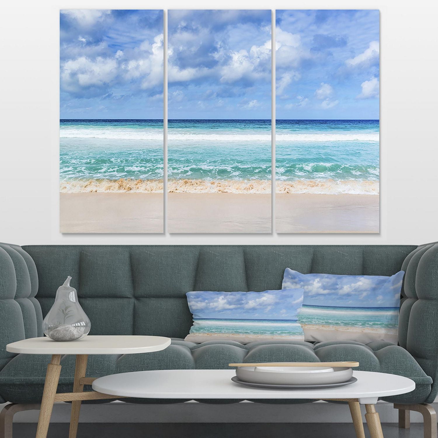 Designart Plage tranquille sous les nuages blancs Art mural sur toile