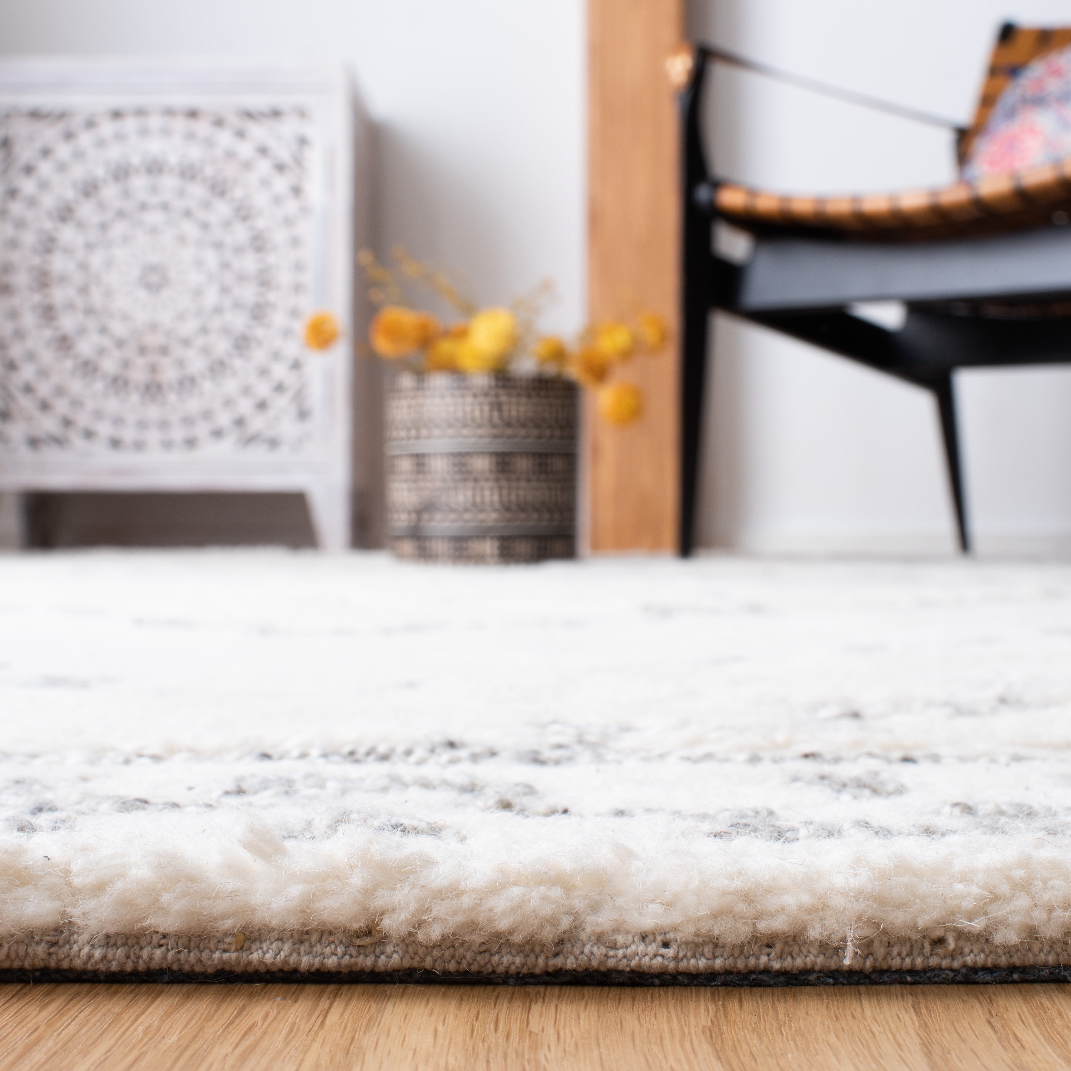 SAFAVIEH Casablanca Lidija Geometric Area Rug, Ivory/Grey, 6' x 6' Round