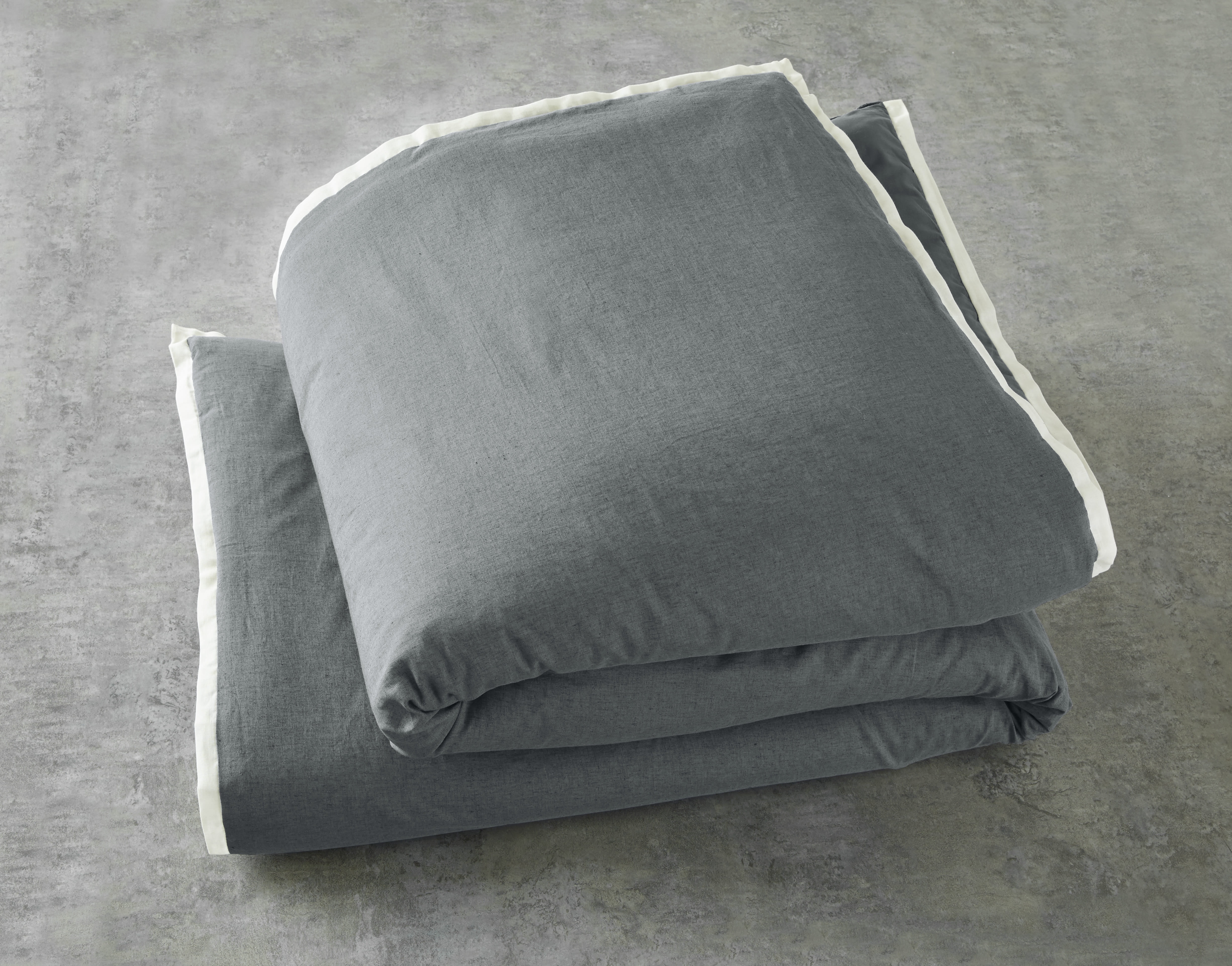 Better Homes & Gardens 3-Piece Soot Grey Linen Duvet Set, Adult Double/Queen, Corner & side interior ties. Hidden Button Closure. Envelope Closure on Shams.