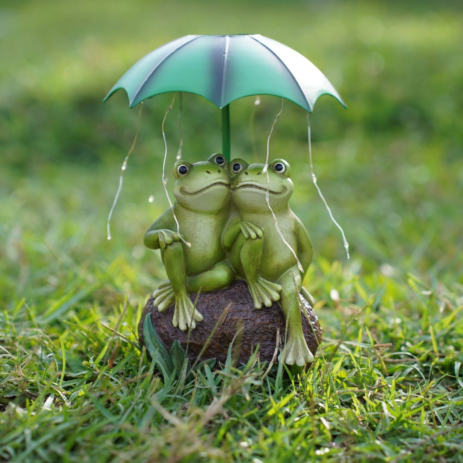 Matoen Garden Decor Statue, Solar Frog with LED Lights - Outdoor Figurine for Lawn Decoration, Gifts for Mom, Handcrafted Resin Sculpture -Garden Lovers/Mothers Day/Christmas Day Gift