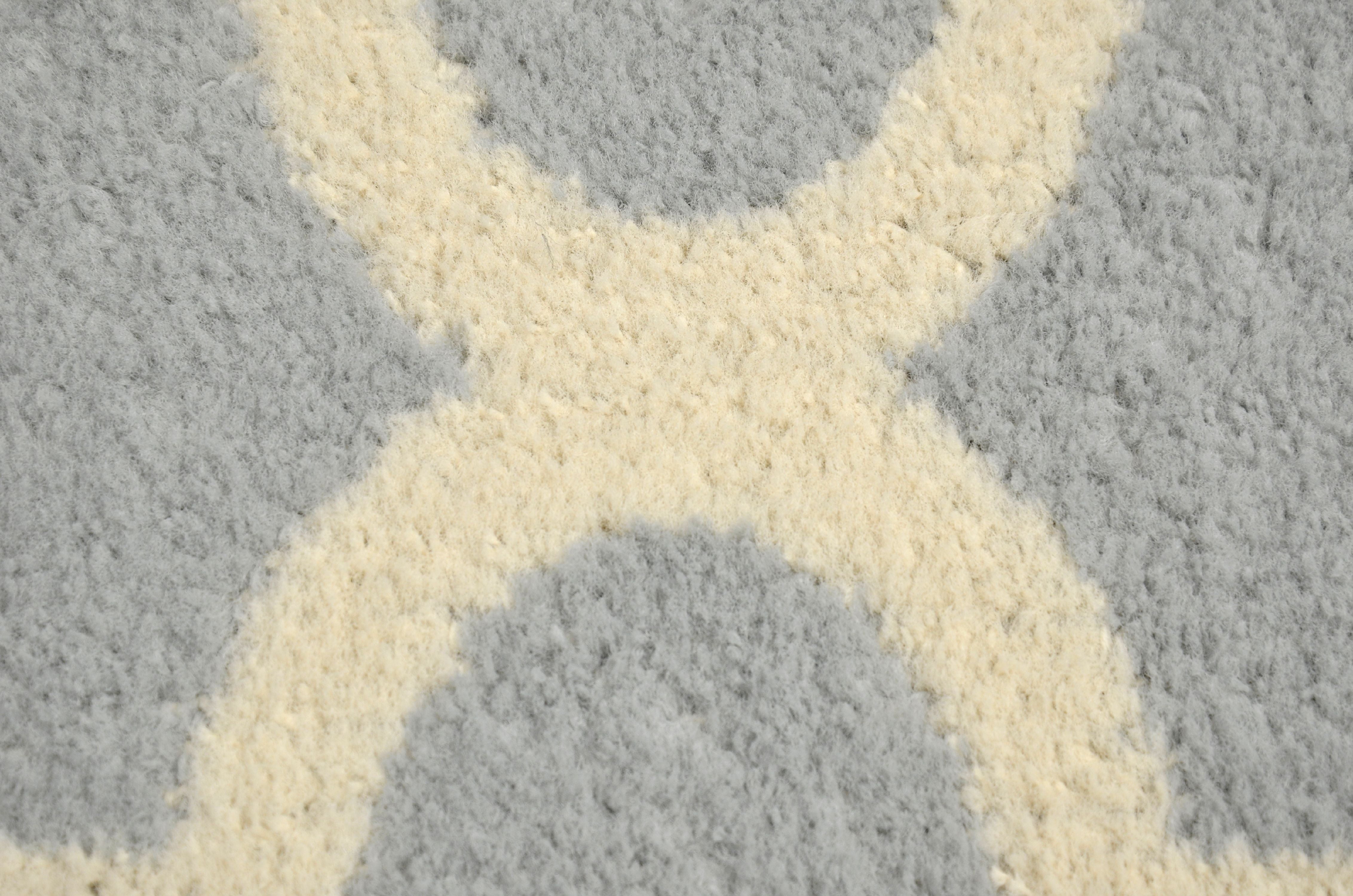 Mainstays Quatrefoil Silver/Ivory Indoor Area Rug, 45" x 66"