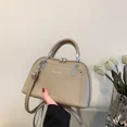 thumbnail image 3 of Bolso de mano de PU sólido con patrón de lichi de lujo ligero 2024, bolsos de hombro decorados con chapa de metal de alta calidad para mujer, 3 of 5