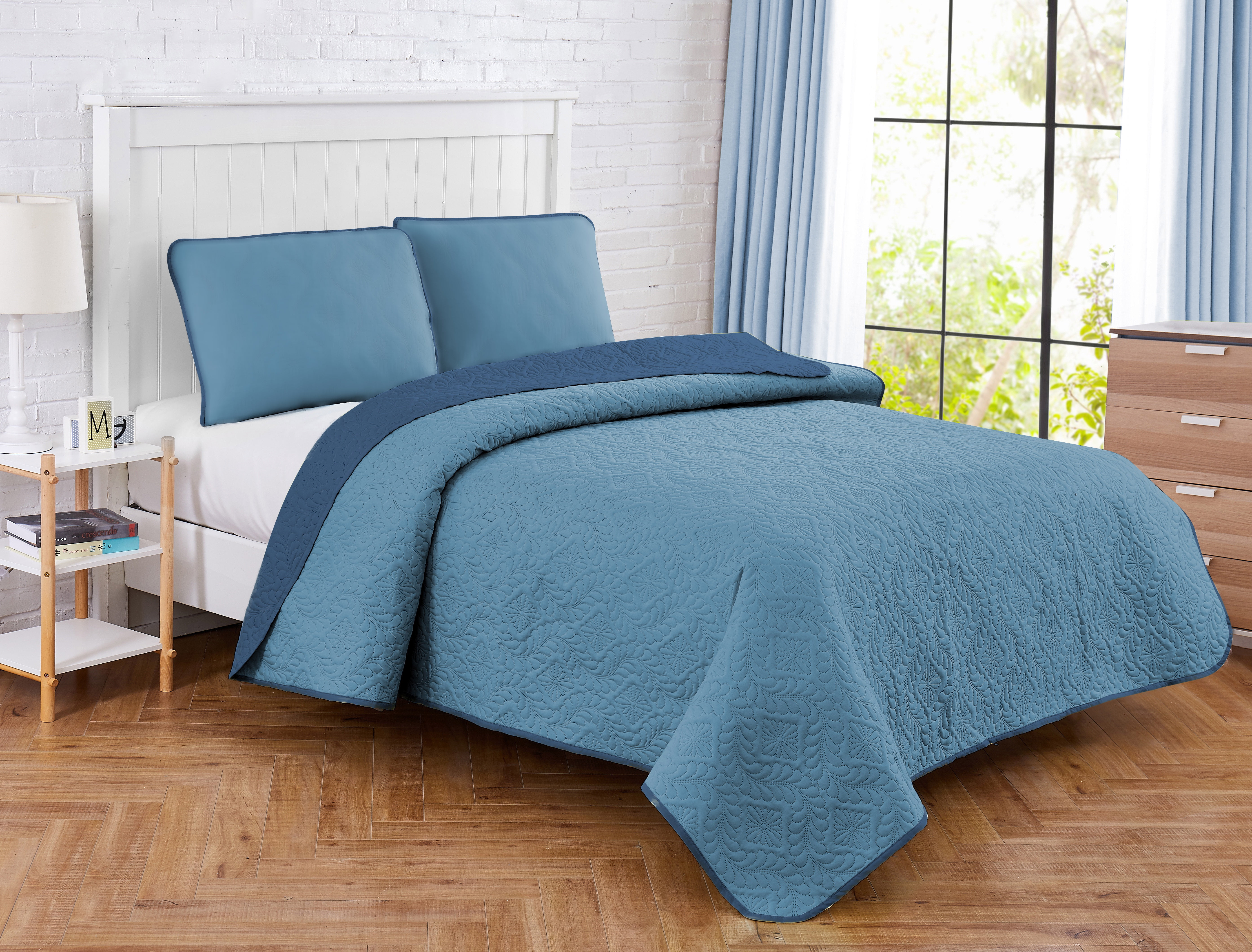 Medallion Stitch 2-Piece Quilt Set Blue/Light Blue Twin