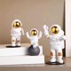 thumbnail image 1 of Juego de 3 estatuas de astronauta doradas y blancas, figuras de escultura del espacio exterior para decoración del hogar, adornos para tartas, 1 of 5