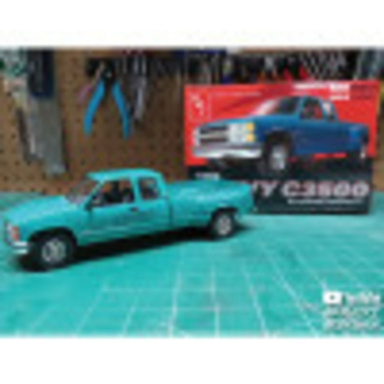 自動車 1/25 Chevy SILVERADO C-3500 Dually AMT: 1996 Chevy C-3500 Dually Pickup Model Kit - 46 Parts