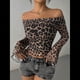 thumbnail image 4 of Blusa Corta Y2K con Estampado de Leopardo, Hombros Descubiertos, de , Transparente, Ajustada, de Larga y Puños Acampanados para Mujer. Caqui M, 4 of 10