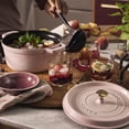 thumbnail image 2 of Cocotte STAUB de hierro fundido esmaltado de 4 qt, color rosa peonía, 2 of 8