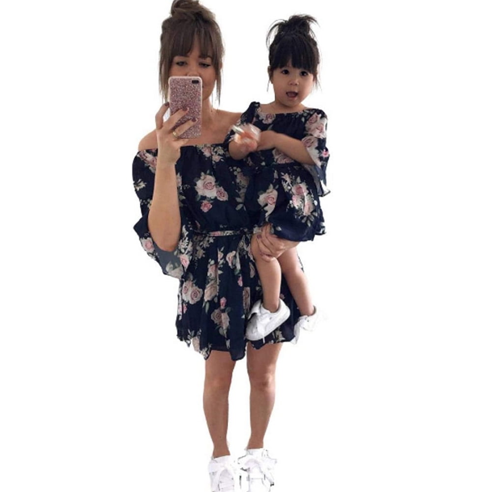 mom and daughter same clothes