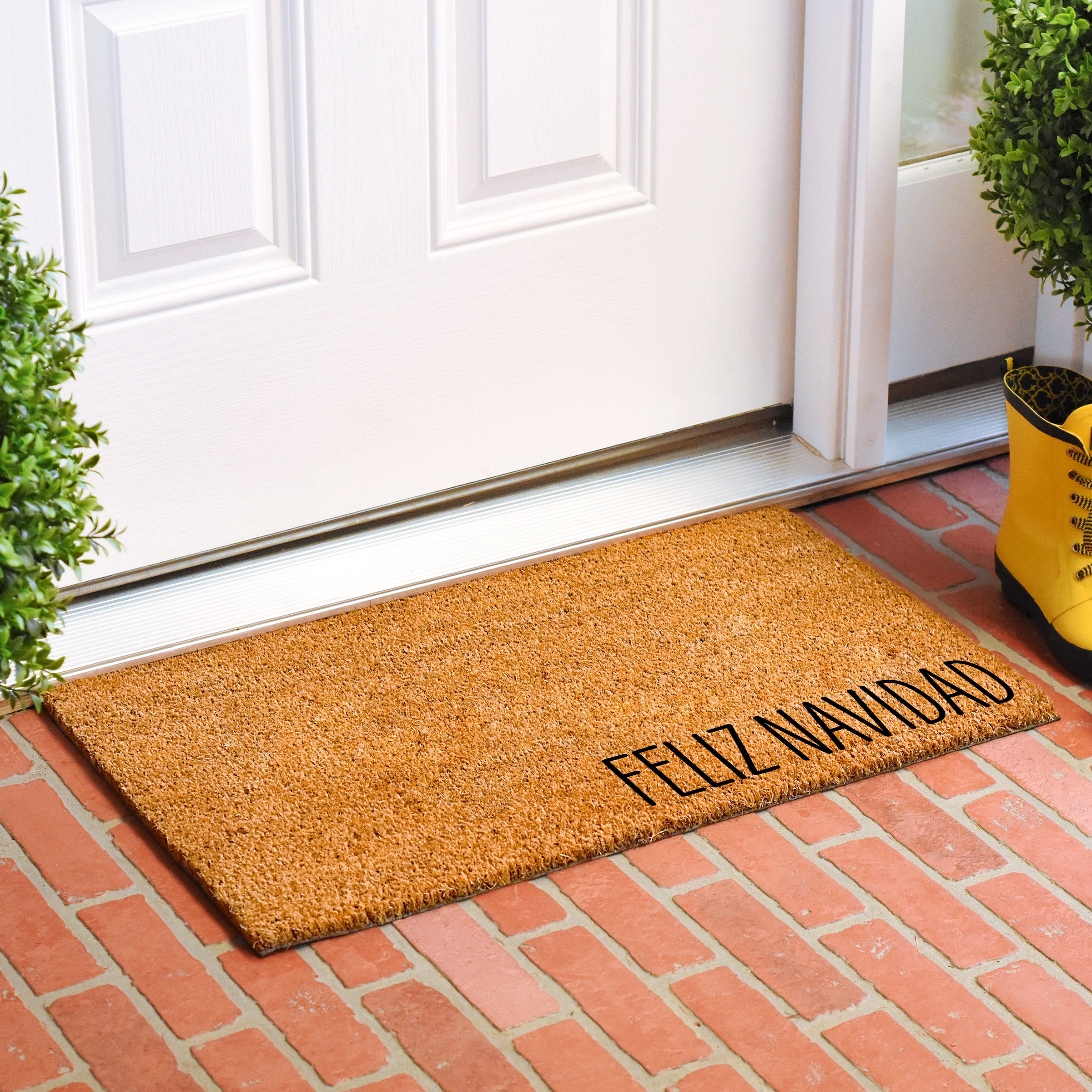 Calloway Mills 112932436 Feliz Navidad Doormat 24" x 36"
